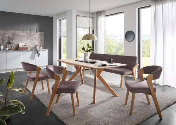 Modernes Esszimmer mit Holztisch, gepolsterten Stühlen und großer Fensterfront mit Aussicht