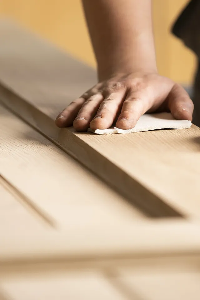 Hand schleift Holztüroberfläche für Tischlerei oder Möbelveredelung