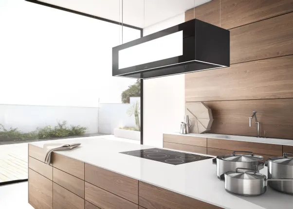 Moderne Küche mit Kochinsel, Induktionskochfeld und hängender Dunstabzugshaube