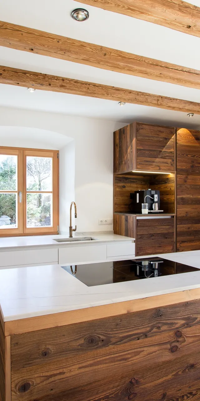 Moderne Küche mit weißen Fronten, Kochinsel und Holzverkleidung im Landhausstil