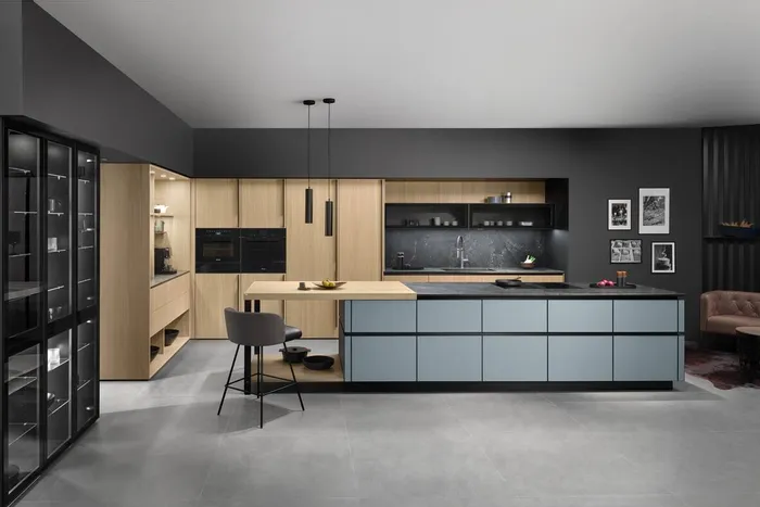 Moderne Einbauküche mit Holzfronten, Kücheninsel und schwarzen Hängelampen