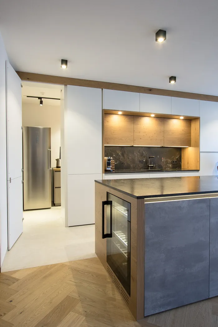 Versteckte Speisekammer mit Platz für Gefrierschrank und Vorräte