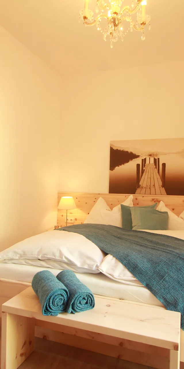 Modernes Zirbenschlafzimmer mit Zirbenbett