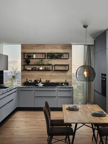 Moderne Einbauküche mit grauen Fronten, Holzdetails und Essbereich mit Holztisch und vier Stühlen