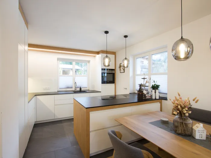 Weiße Küche mit Holz