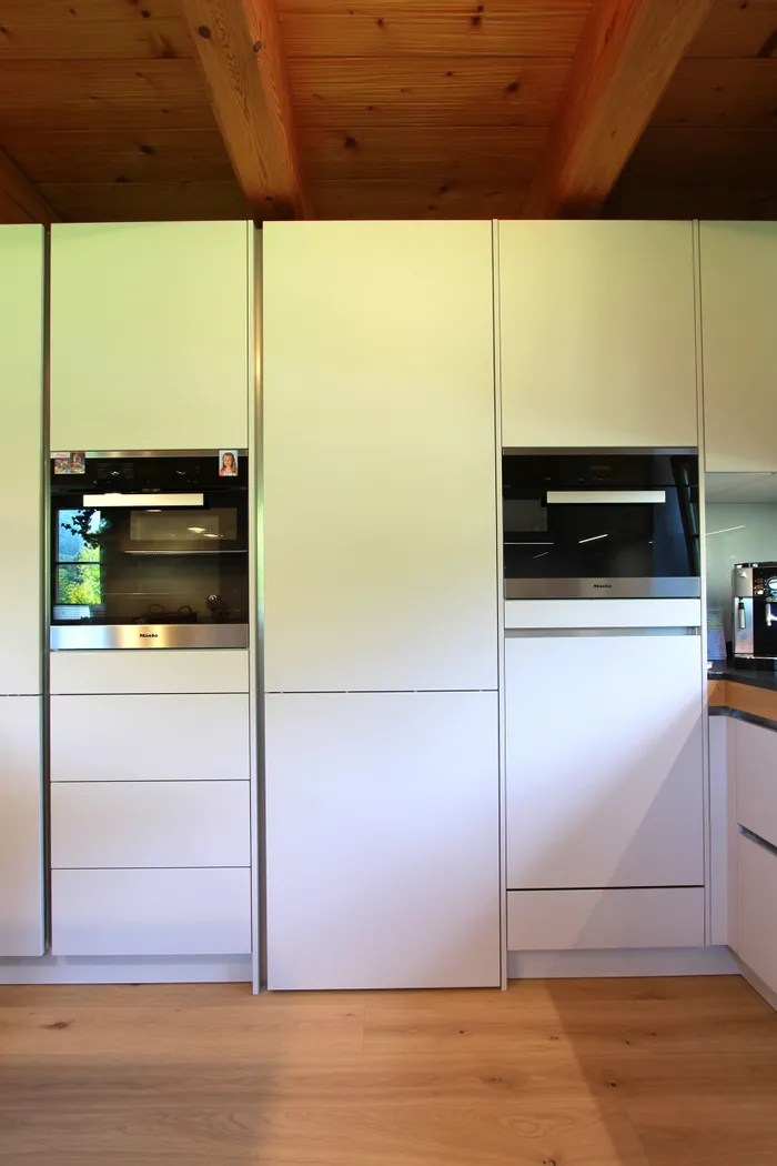 Versteckter Durchgang hinter den Küchenfronten