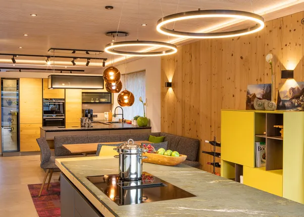 Moderne Küche und Wohnmöbel im Schauraum & Küchenstudio Laserer in Gosau