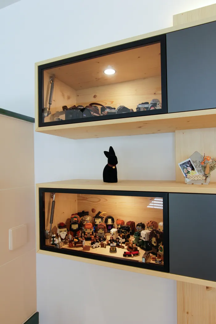 Wandregale mit Kamerasammlung und LEGO-Figuren in beleuchteten Vitrinen