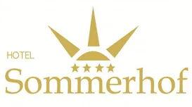 Logo des Hotel Sommerhof mit goldenen Sternen und stilisierter Sonne