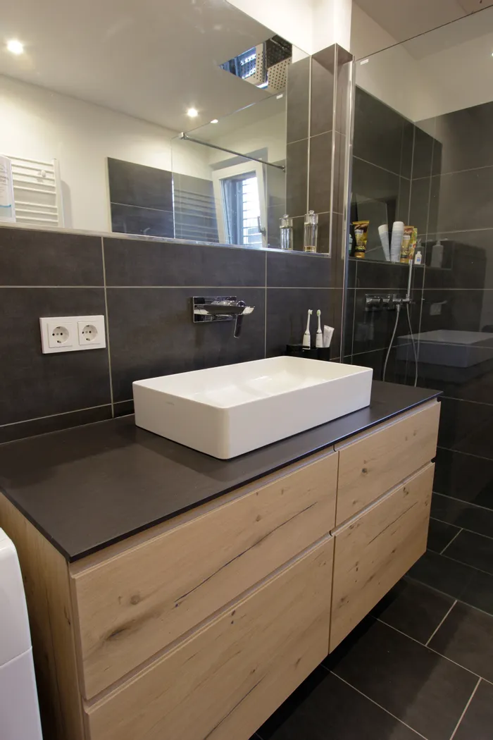 Modernes Badezimmer mit rechteckigem Aufsatzwaschbecken und Holzunterschrank