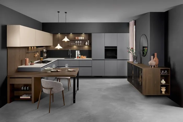 Moderne Einbauküche mit grauen Fronten, Holzdetails und integriertem Essbereich