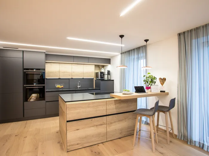 Moderne Küche dunkelgrau mit Holz
