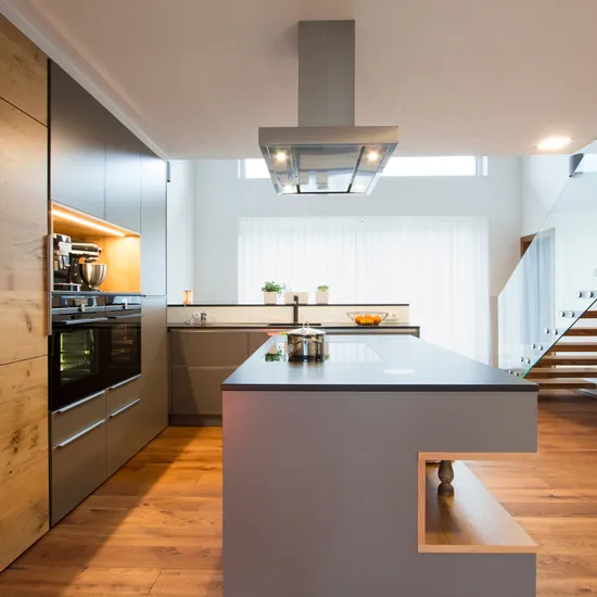 Basaltgrau und Eiche kombiniert