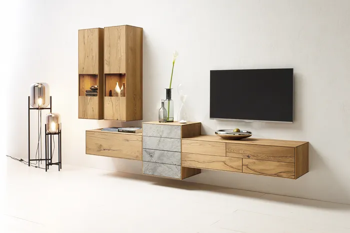 Modernes Wohnzimmer mit schwebenden Holzschränken, Fernseher und dekorativer Beleuchtung