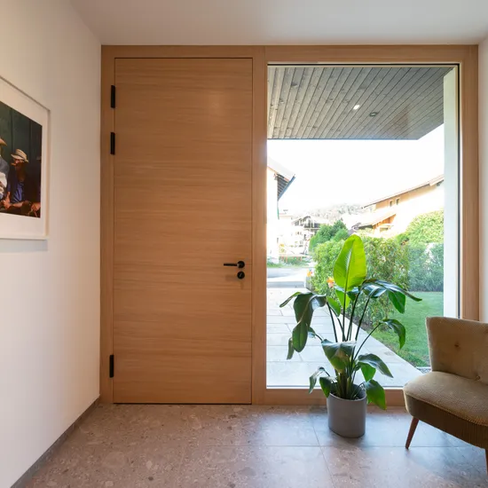 Moderne Holz-Haustüre vom Tischler