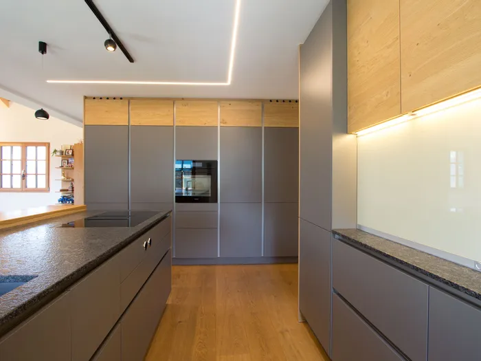 Küchenfronten grau kombiniert mit Eiche