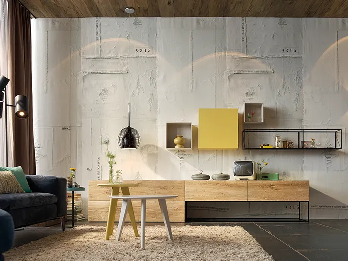 Modernes Wohnzimmer mit skandinavischen Möbeln, gelbem Wandschrank und vintage Dekoration