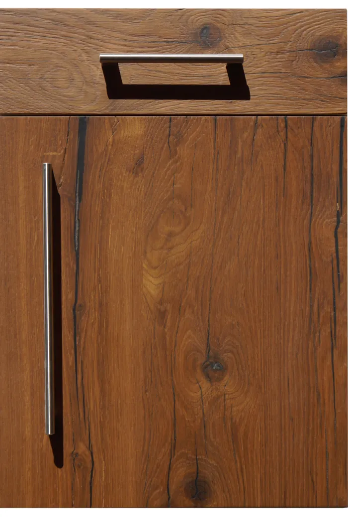 Küchenschranktür mit Holzoptik und Metallgriffen in modernem Design