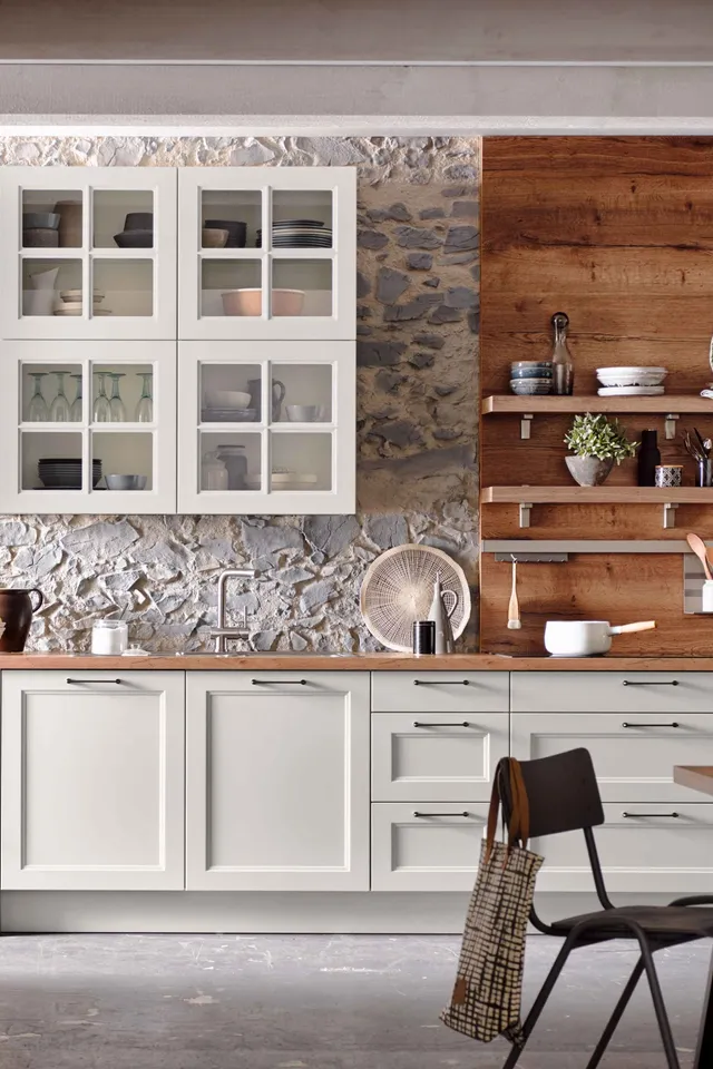 Moderne Landhausküche mit weißen Schränken, Holzarbeitsplatte und offener Regalwand