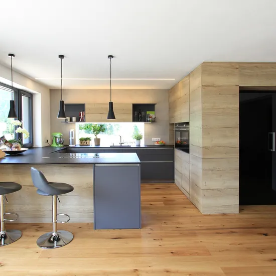 Graue moderne Küche