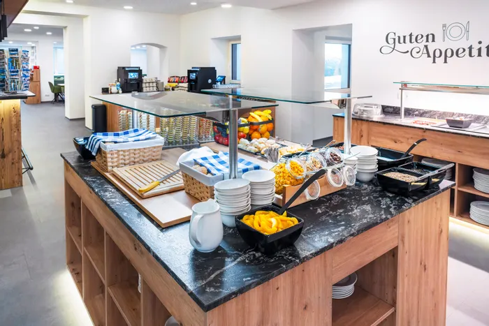 Buffet für Restaurant aus Holz mit Steinplatte 