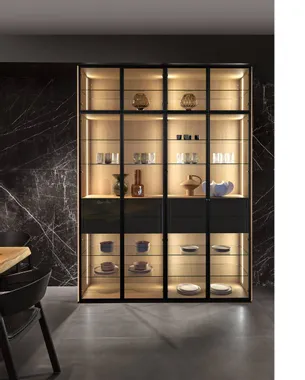 Modernes Vitrinenschrank mit Glasregalen und Beleuchtung, mit Geschirr und Dekorationen bestückt
