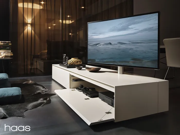 Modernes Wohnzimmer mit weißem TV-Lowboard, Flachbildfernseher und stilvoller Dekoration