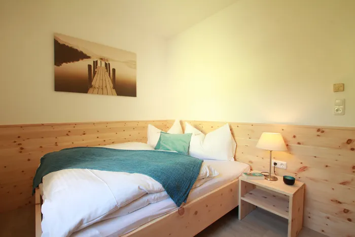 Modernes Zirbenbett im Apartment