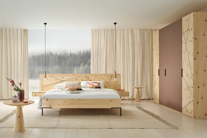 Modernes Schlafzimmer mit hellem Holzbett, Vorhängen und Waldtapete im Hintergrund