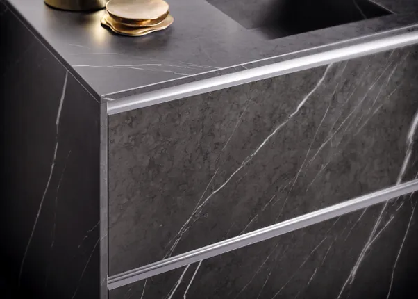 Waschtischunterschrank mit schwarzer Marmoroptik und silbernen Griffleisten