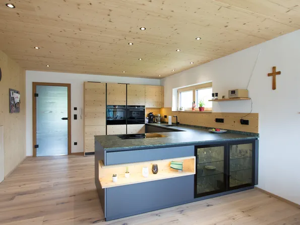 Küche grau und Fichtenholz