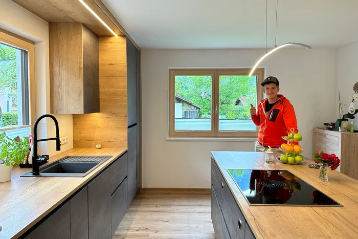 Moderne grifflose Betonküche