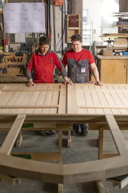 Ein großes Türportal, gefertigt in unserer Tischlerei