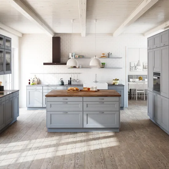 Moderne Landhausküche mit grauen Schränken, Holzarbeitsplatte und weißen Backsteinfliesen