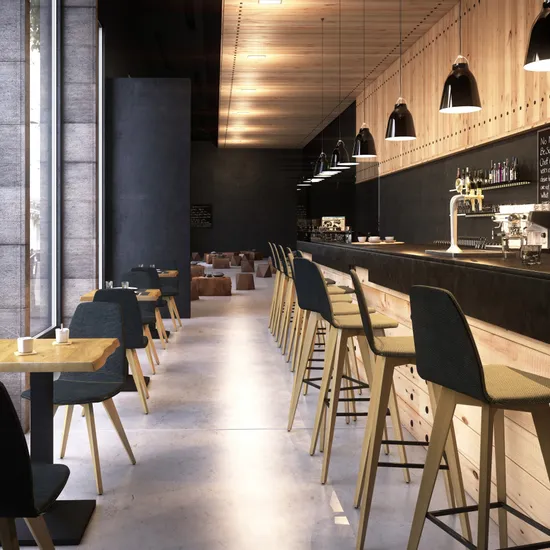 Modernes Café mit Holzmöbeln, Barbereich und schwarzen Hängelampen bei Tageslicht
