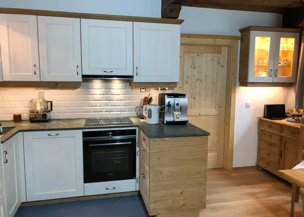 landhauskueche-holz-modern2.JPG