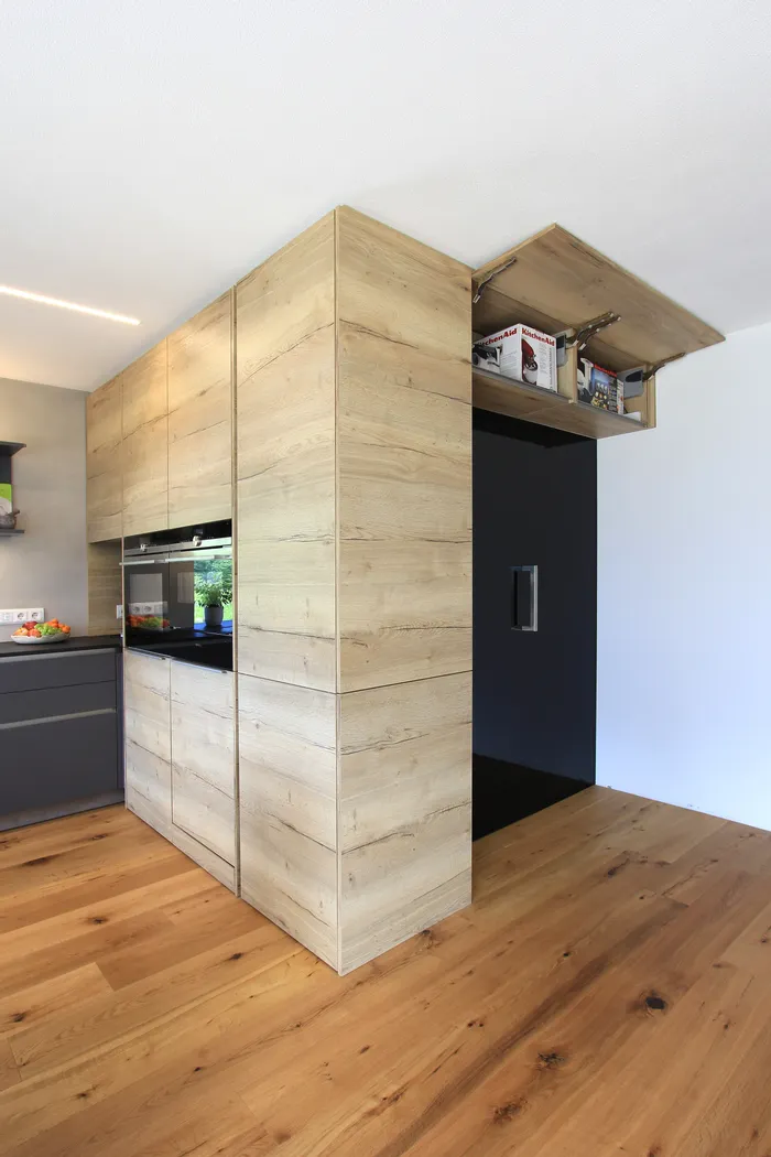 Speisekammer mit schwarzer Glastüre