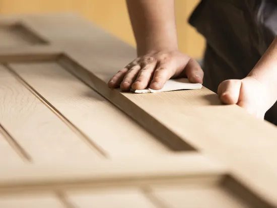Hand schleift Holztüroberfläche für Tischlerei oder Möbelveredelung