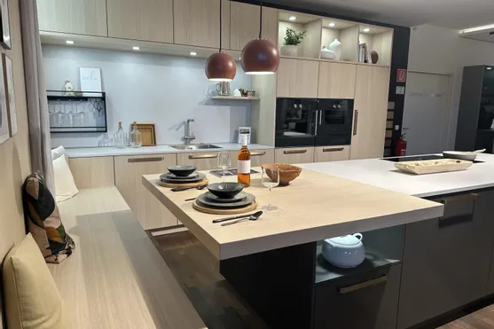 Moderne Einbauküche mit Holzfronten, Kochinsel und integrierter Sitzbank