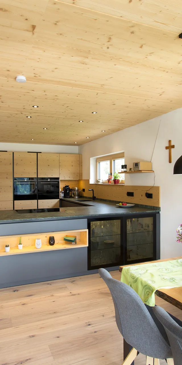 Moderne Holzküche in Fichte kombiniert mit Grau