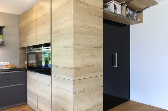 Stauraum Küche deckenhohe Schränke