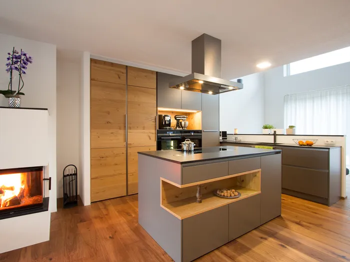 Moderne Küche grau mit Holz