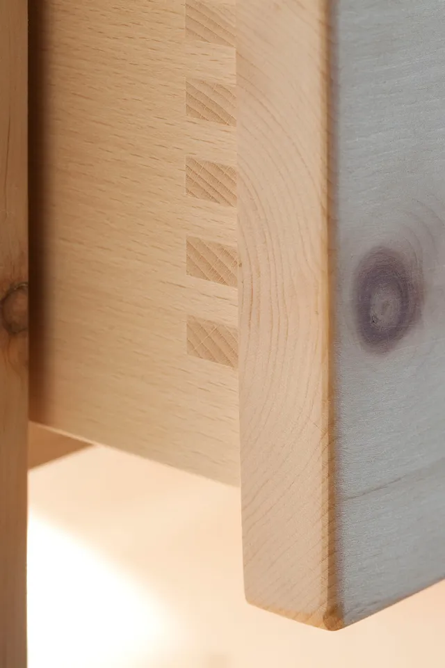 Detail einer Schwalbenschwanz-Holzverbindung an einer Schublade aus hellem Massivholz