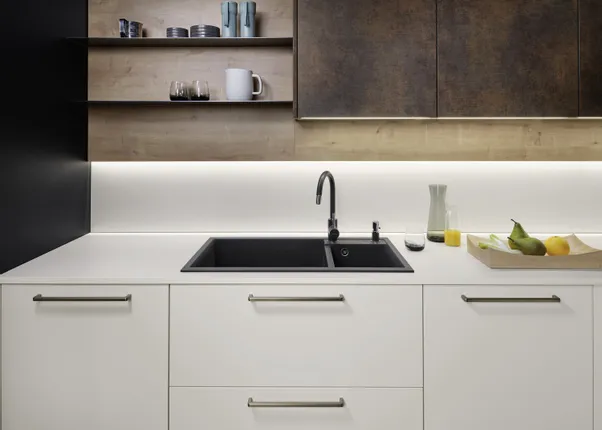 Küche mit bronzen Oberschränken