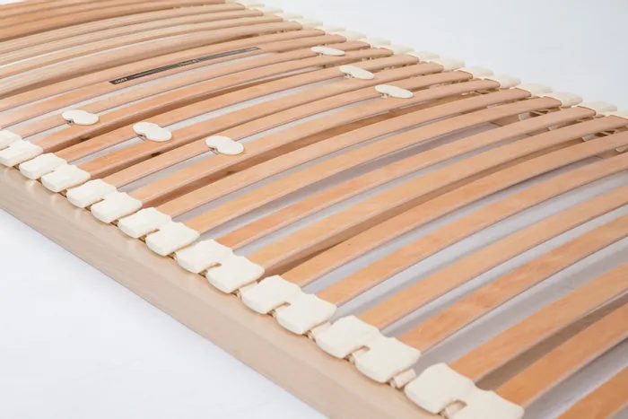 Nahaufnahme eines Lattenrosts aus Holz mit verstellbaren Kunststoffhaltern