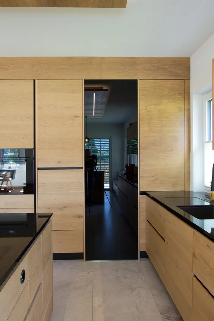 Schwarze elegante Glastüre als Eingang zur Speis