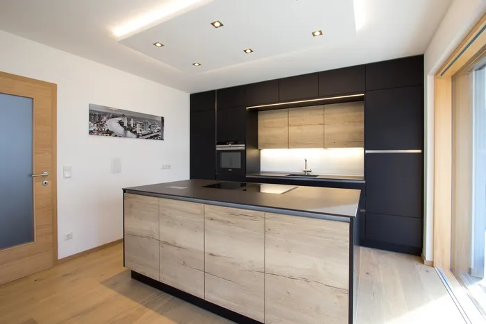 Moderne Kücheninsel in Holzoptik