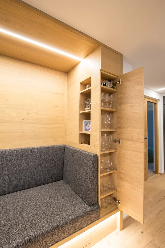 Moderne Holzsitzbank mit integriertem Schrank für Gläser und LED-Beleuchtung