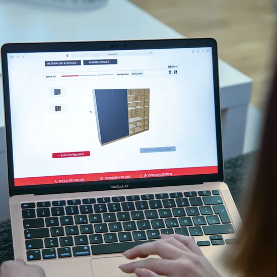 Laptop zeigt Online-Konfigurator mit 3D-Ansicht eines Schranks auf passt.at