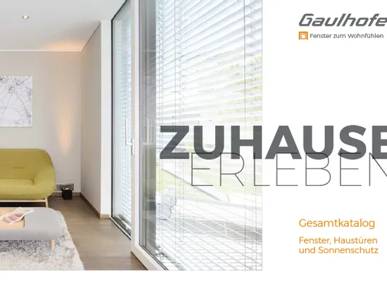 Modernes Wohnzimmer mit großen Gaulhofer-Fenstern und Jalousien bei Tageslicht